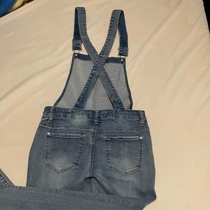 Denim overalls like new. It’s pretty stretchy!